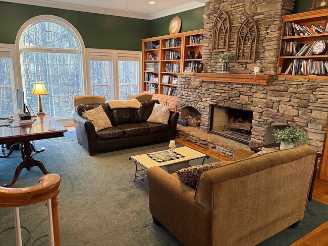 Foto del edificio - Room in House on Tyson Rd