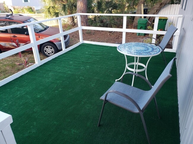 Spacious Front Porch for daytime/eveninglounging - 1875 Missle View Ave