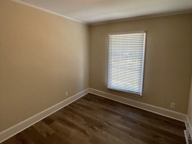 Building Photo - 4213 Gladstone Ln