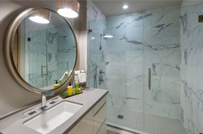 Building Photo - Spectacular 3 bedroom 3 bath Penthouse in the Kakaako Area