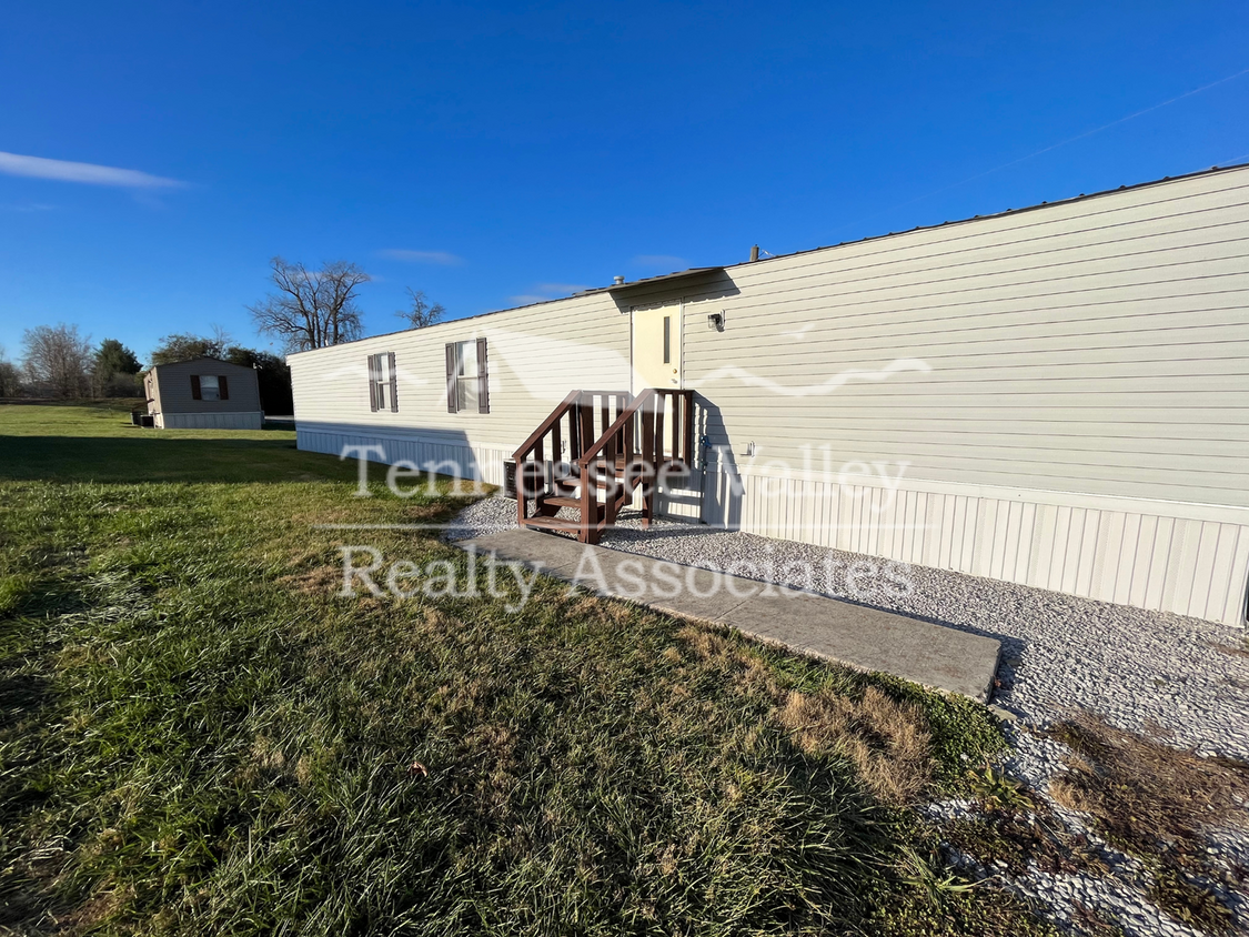 Primary Photo - Well kept 3 bedroom/ 2 bathroom home just ...