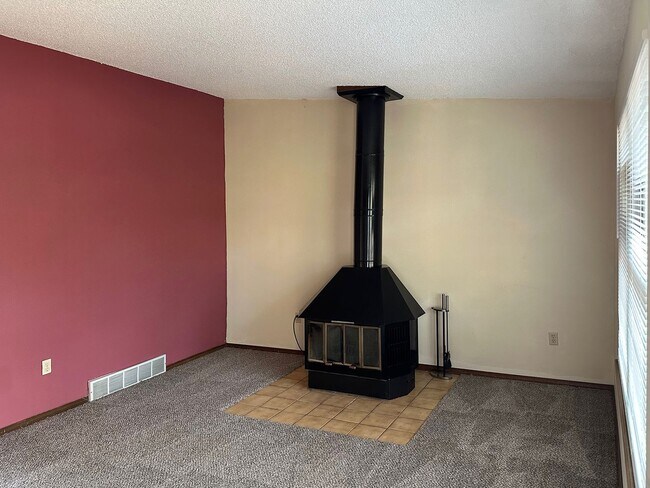 Building Photo - Great 2 Bedroom 1 Bath Condo on the NW Side.