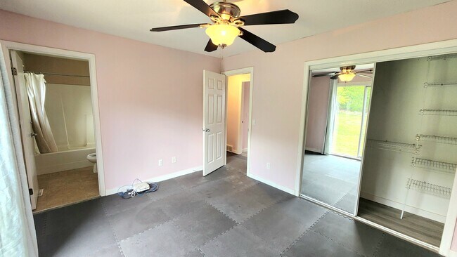 Master bedroom with foam matt flooring - 3566 Lansbury Crt