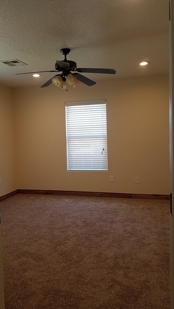 Foto del edificio - Upstairs Apartment of a Single Family Home