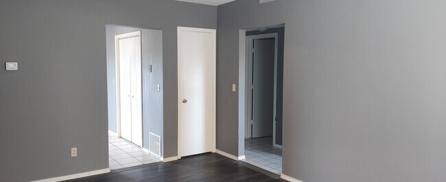 Building Photo - Oak Knoll Apartments