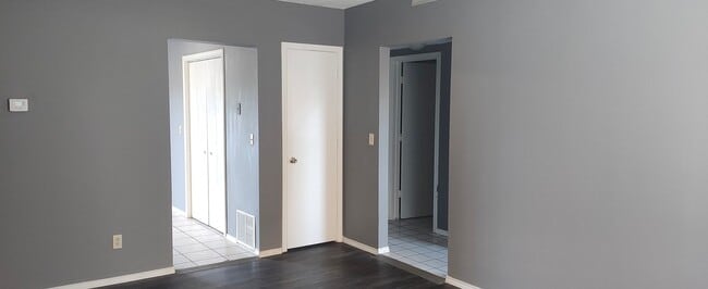 Building Photo - Oak Knoll Apartments