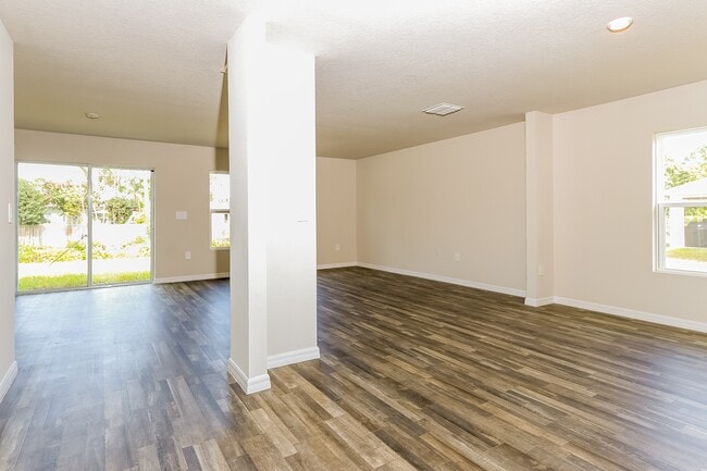 Building Photo - 1831 SE Airoso Blvd