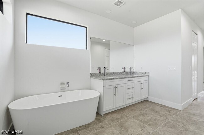 Building Photo - 2303 NW 18th Pl
