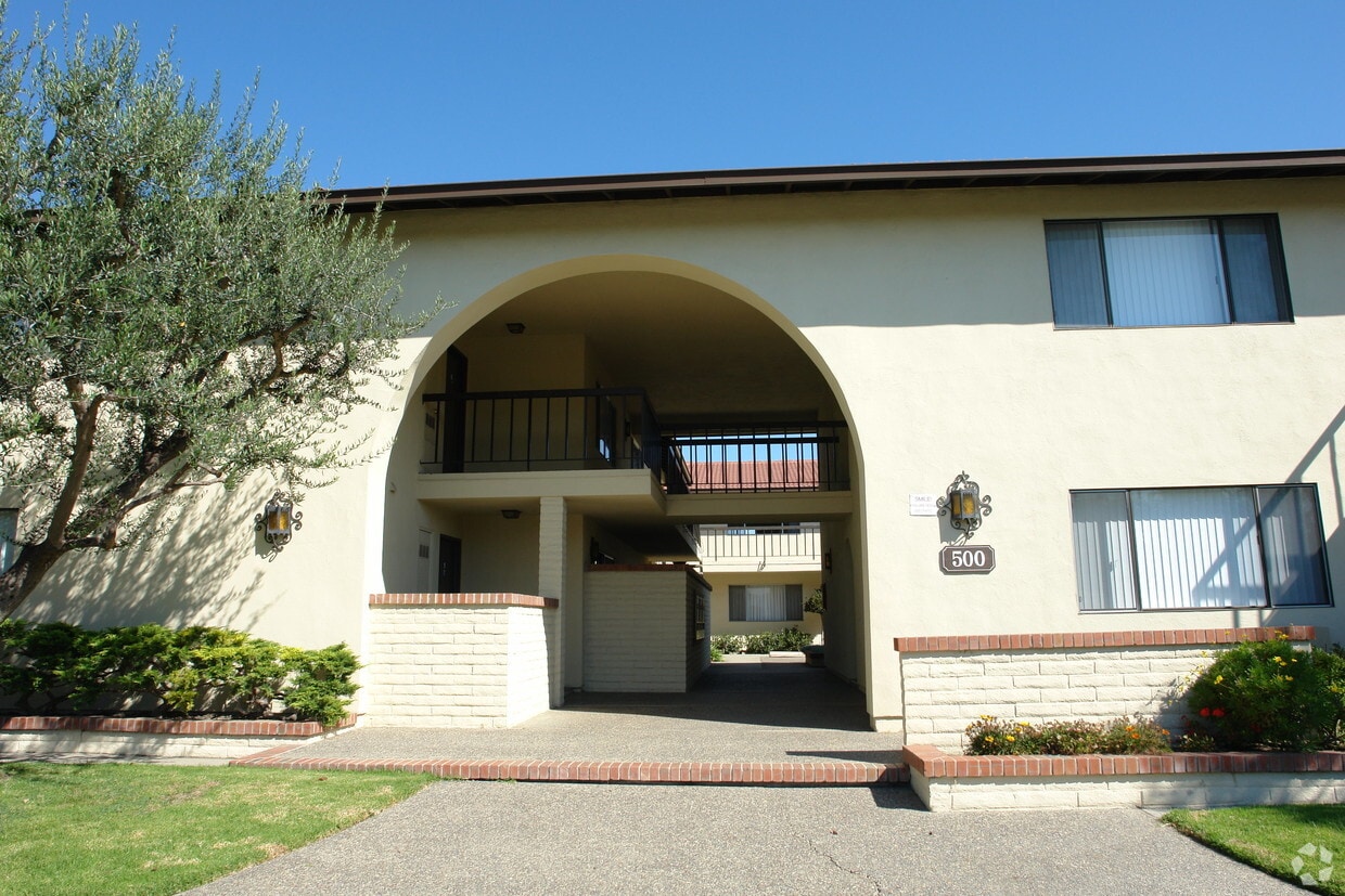 Building Photo - 500 Pico Blanco St