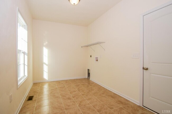 Foto del edificio - 1024 Forest Edge Dr