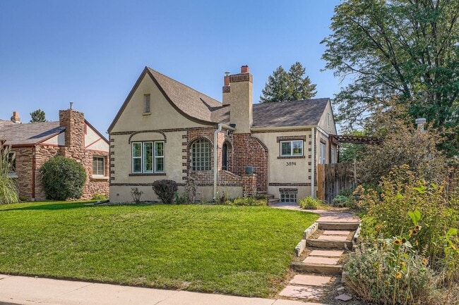 LOCATION LOCATION!! Updated 1925 Tudor-sty... - LOCATION LOCATION!! Updated 1925 Tudor-sty... House