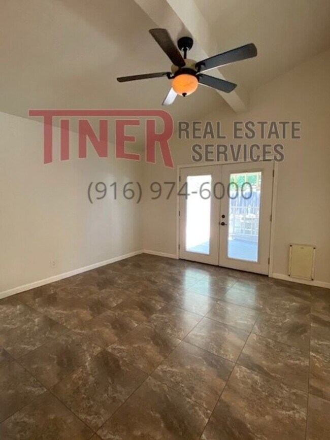 Building Photo - 2 Bedroom/2 Bathroom Duplex