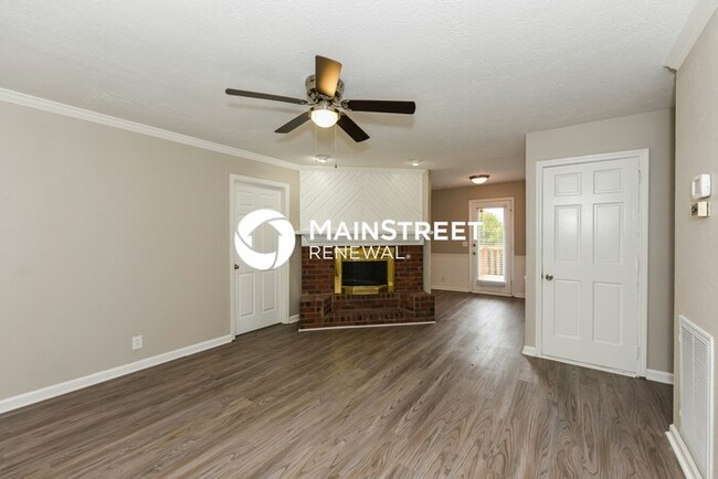 Building Photo - 3 Bedroom Pet-Friendly Home in Hendersonville, TN with Main Street Renewal