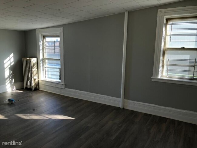 Building Photo - 76 Pearsall Ave