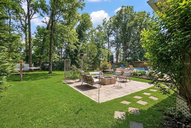 Building Photo - Beautiful home with a pool