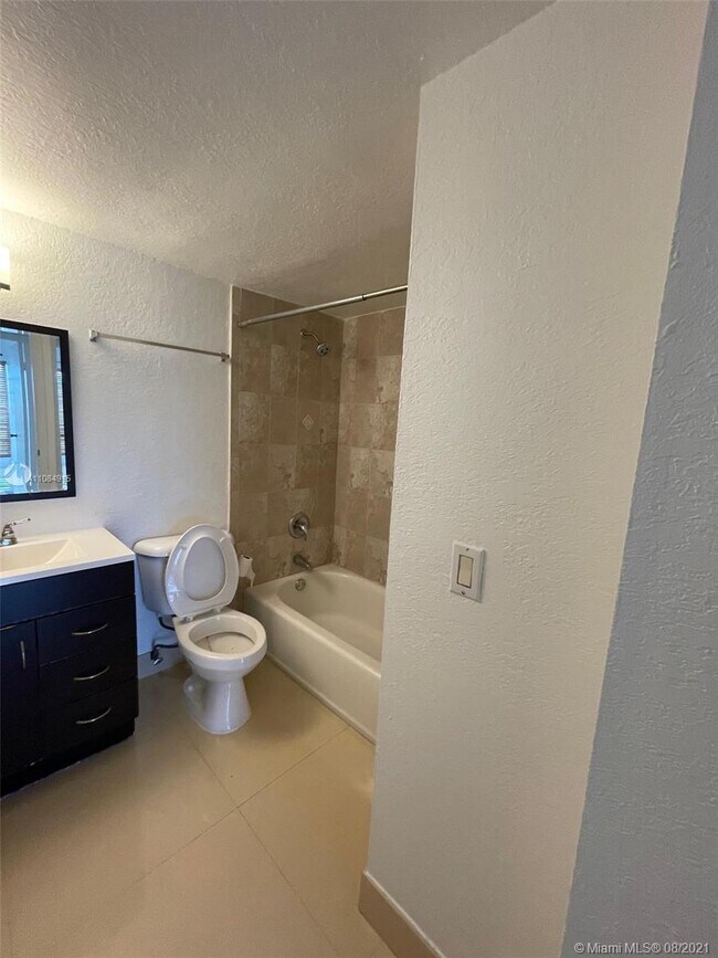 Building Photo - 9170 Fontainebleau Blvd