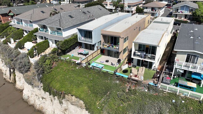 Building Photo - 6571 Del Playa Dr