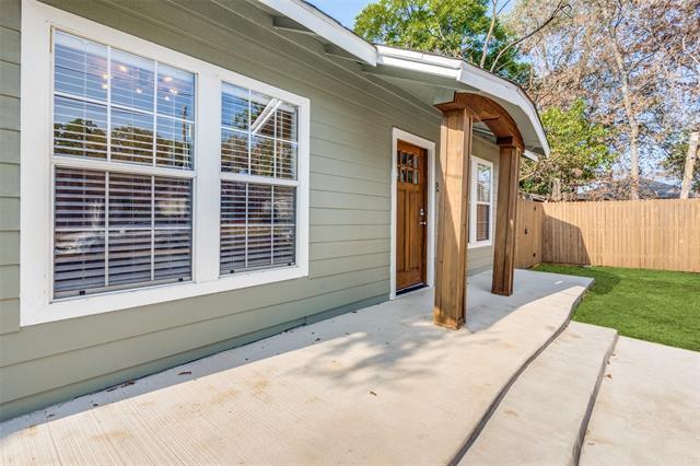 Building Photo - 820 W Page Ave