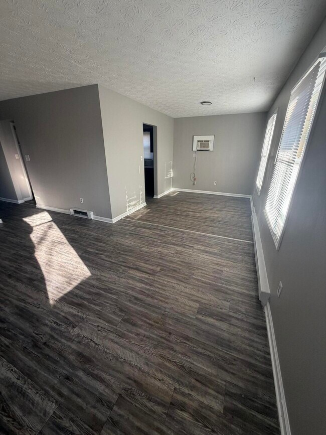 Foto del edificio - 301 Rebel Rd