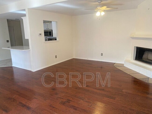 Building Photo - 1036 Iola Ave