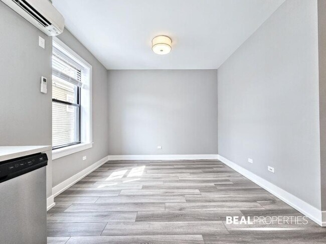 Building Photo - 2 bedroom in CHICAGO IL 60613