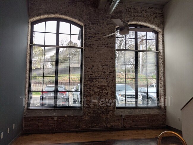 Building Photo - 1101 Hawthorne Ln
