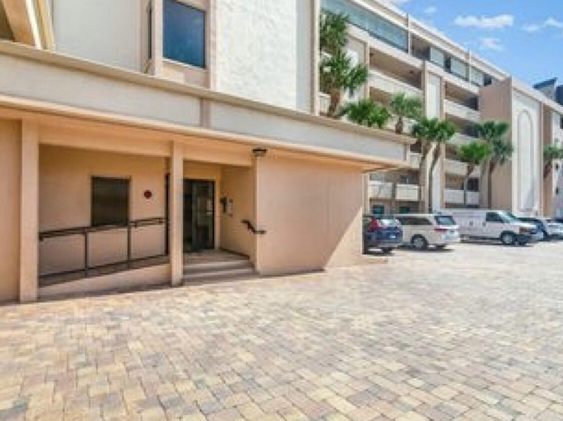Lobby - 995 N Highway A1A