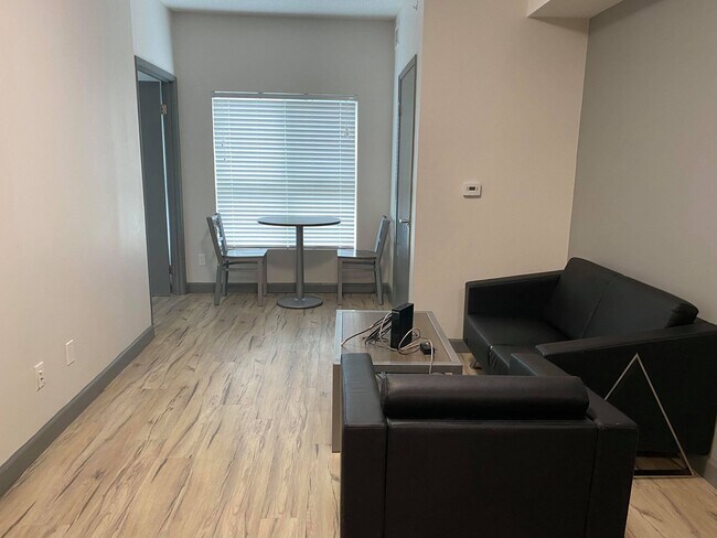 Photo du bâtiment - 258C-258C Sunview St