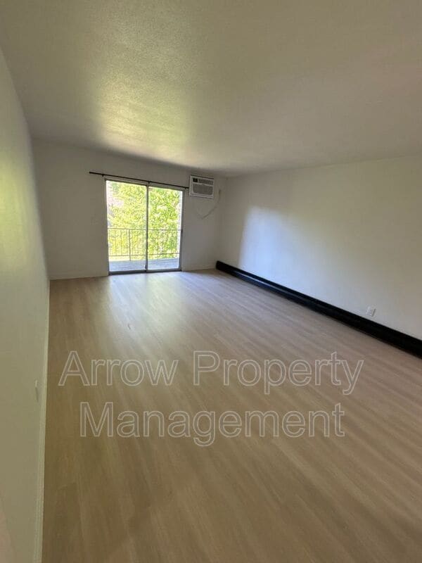 Building Photo - 215 E Arbor Ave