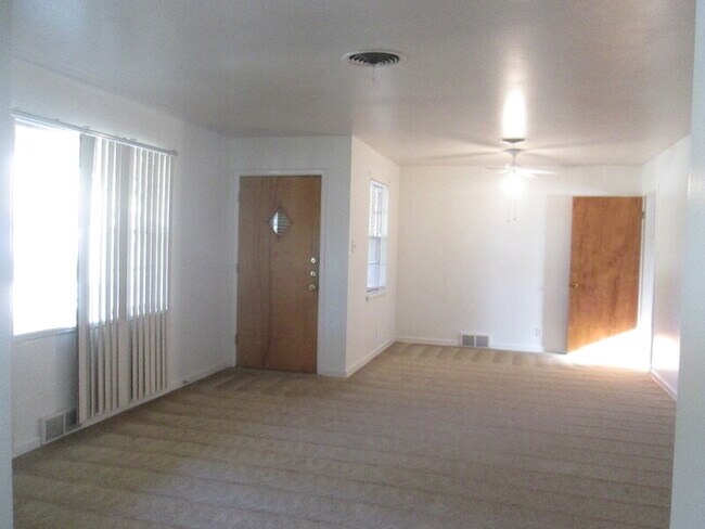 Building Photo - 3600 Venice Dr