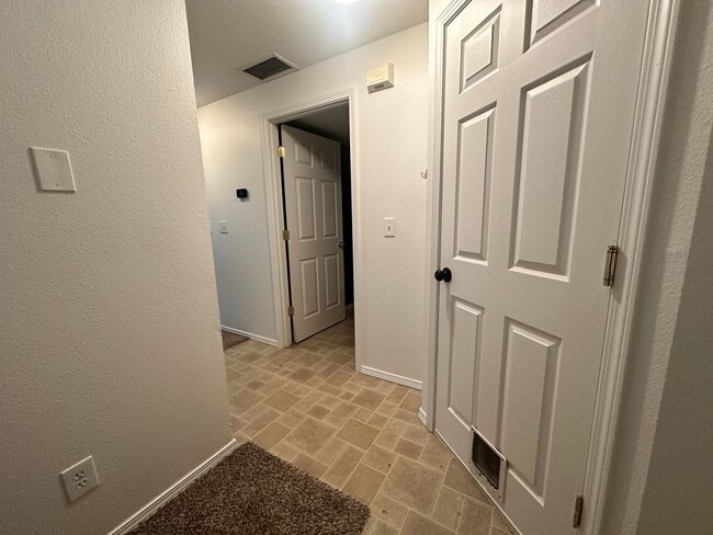 Building Photo - Convenient Beaverton Townhome!