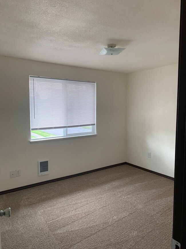Building Photo - Victor 15512 Rent up