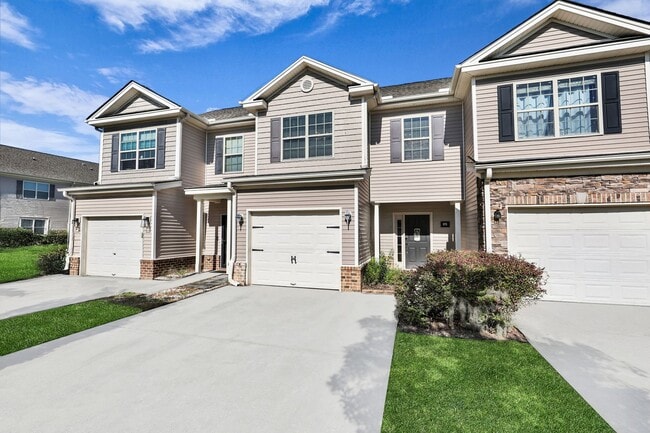 Building Photo - Charming 3-Bed Townhome in Prime Richmond Hill Location!