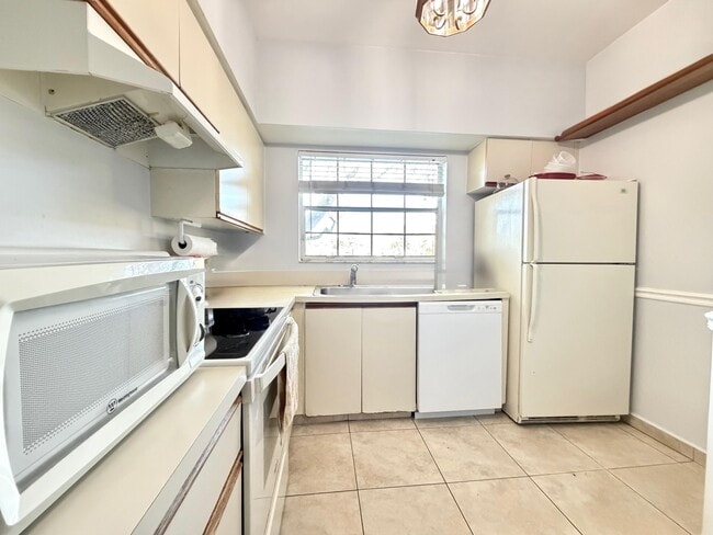 Foto del edificio - 651 Cypress Lake Blvd