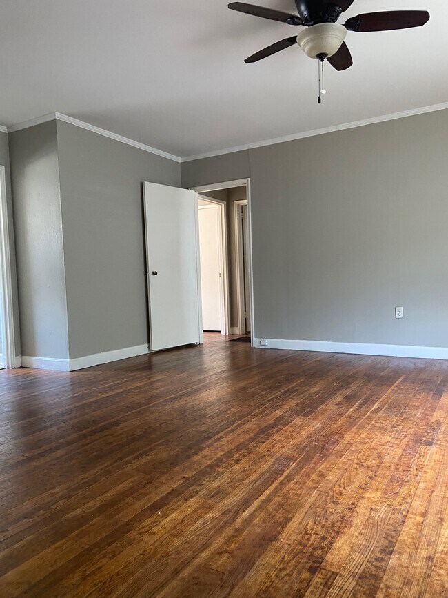 Foto del edificio - 127 Crestview Dr