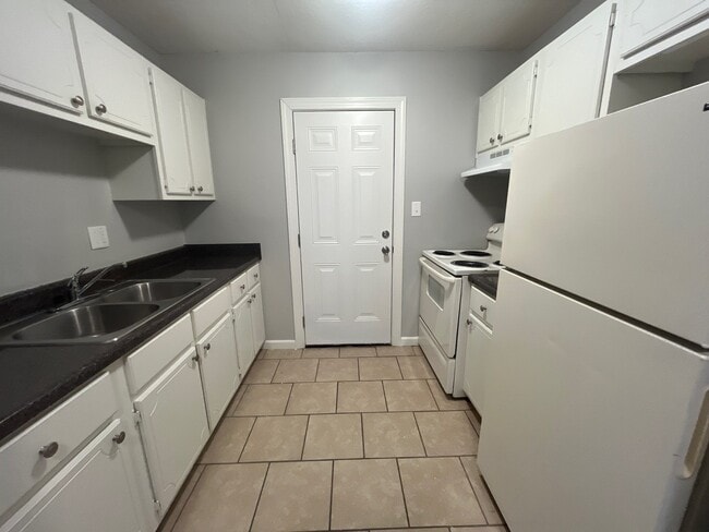 Building Photo - 17 Tricia Cv