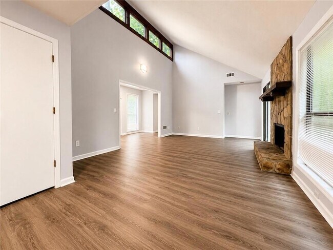 Building Photo - 4798 Kings Crossing Dr NE