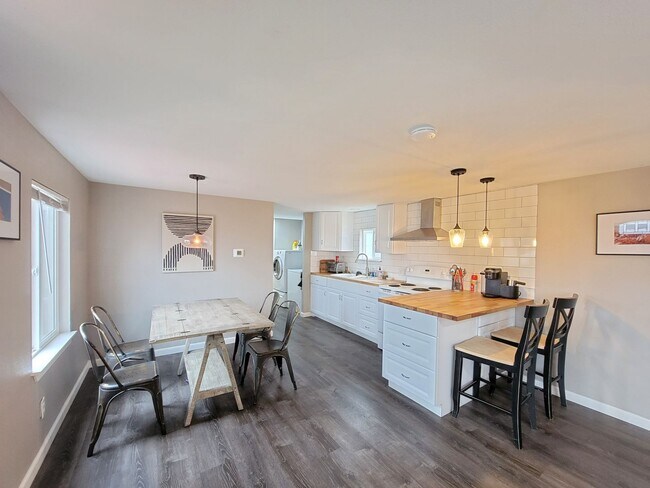 Building Photo - Fully updated and remodeled home in Burbank