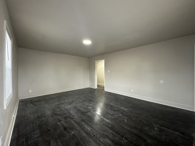 Building Photo - Fountain City | Renovated Units | Washer/D...