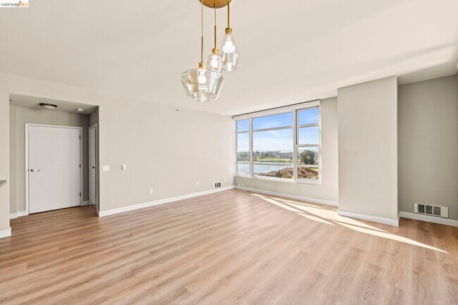 Foto del edificio - 1 Lakeside Dr