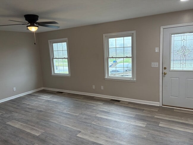 Building Photo - Don't Miss This One!