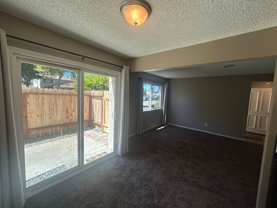Foto principal - Cozy 2-Bedroom Condo with Lake-View Pool A...