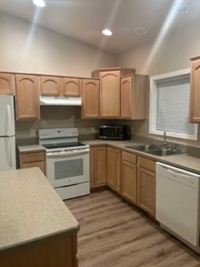 Building Photo - 3136 New Hope Drv. 3bd 2ba Townhome