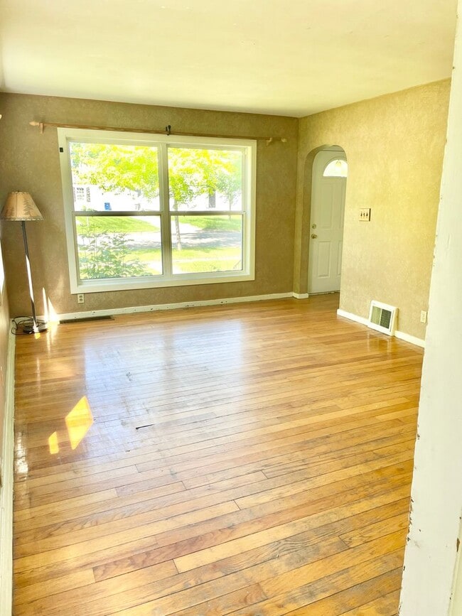 Building Photo - South Moorhead -4 bedroom 2 Bathroom -