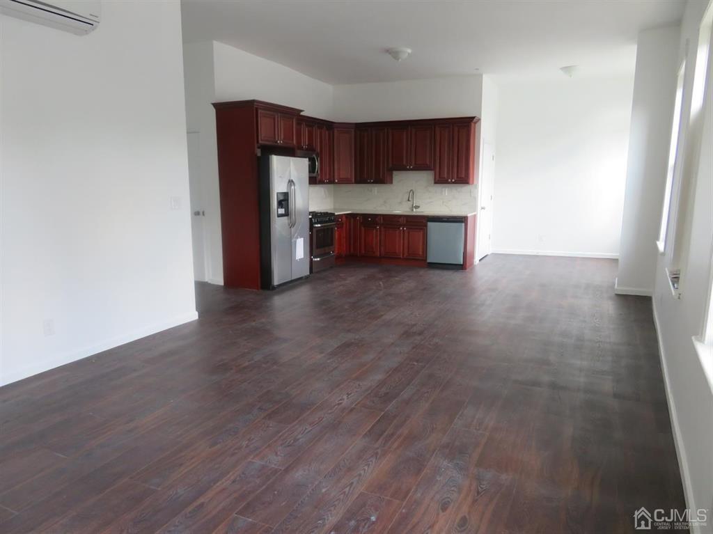 Kit/DR/LR- laminate floors - 396 Main St