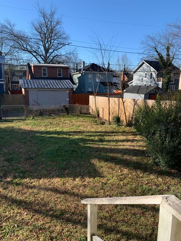 Building Photo - 721 E Gladstone Ave