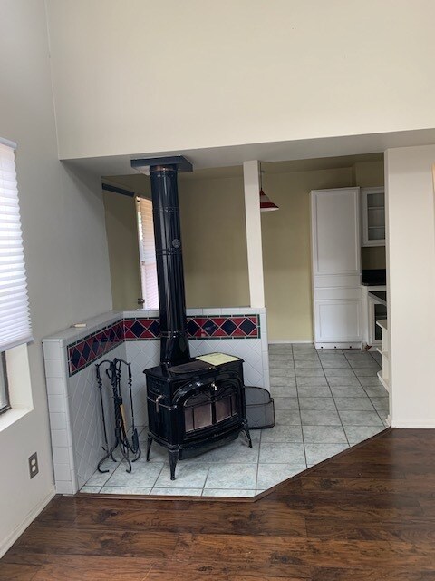 Building Photo - 2 story 2 car garage 2 bed 2.5 bath townhome