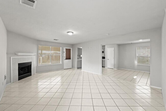 Building Photo - 735 N Oak Dr