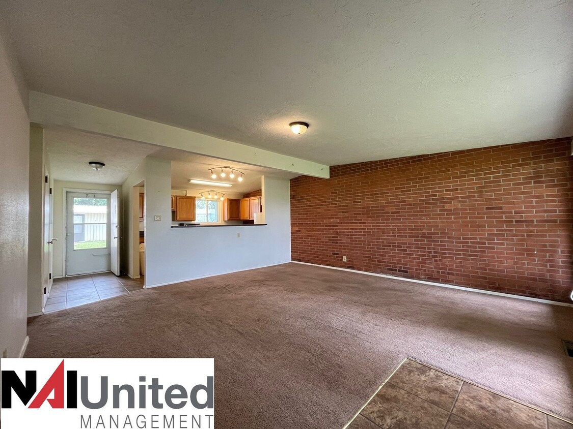 Building Photo - Three bedroom, one bathroom duplex for rent