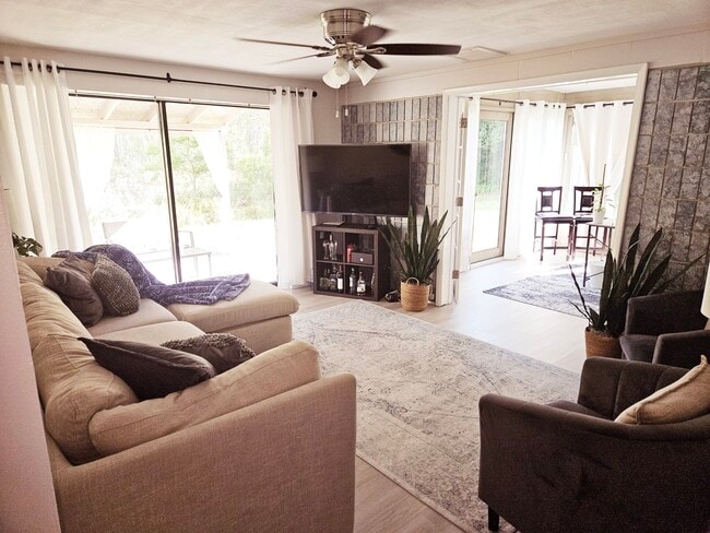 Living room - 18715 Hamilton St